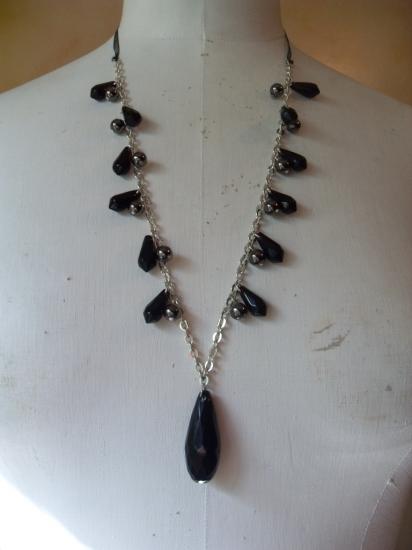 Sautoir ruban,perles et pampilles et goutte noire.