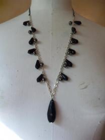 Sautoir ruban,perles et pampilles noires.