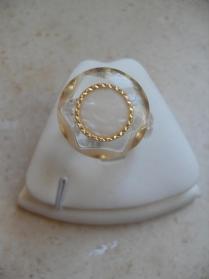 Bague ronde blanche et dor�e.
