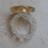 Bague ronde blanche et dor�e.