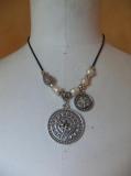 Collier perles et pendentifs m�tal et strass.