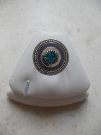 Bague �mail mauve et strass turquoise.