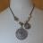 Collier perles et pendentifs m�tal et strass.