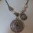 Collier perles et pendentifs m�tal et strass.
