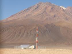 installation solaire station de mesure au pied du  volcan Ollague au chili
