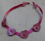 Bracelet ruban fuschia et coeur nacre.