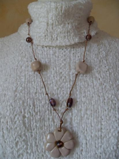 Sautoir cuir, perles, fleur �cru et mauve
