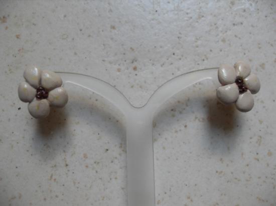 Boucles fleur ecru et mauve.