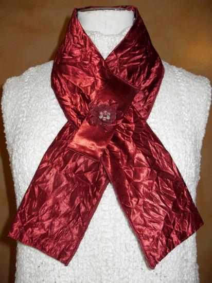Echarpe bordeaux avec bijoux