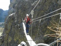 Sur la passerelle de la via ferrata des lacs Robert &agrave; Chamrousse
