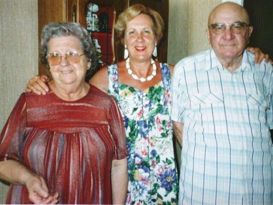 Gisléne entourée de ses parents: Françoise ROTGER et Antoine PONS dit 