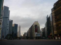Nadie en las calles de Buenos Aires el domingo  por la manana...