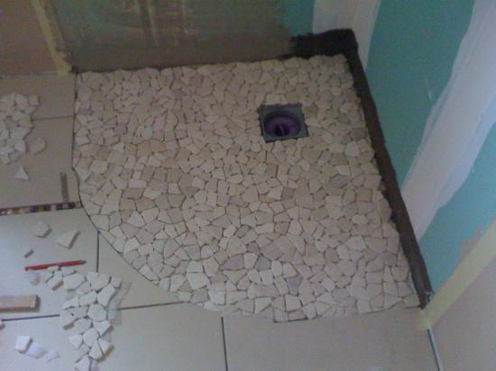 awesome douche italienne mise en place de la mosaque murale pose du carrelage du sol de salle de bain ajust aux dcoupes du sol de with carrelage de douche - Poser Carrelage Sol Salle De Bain awesome douche italienne mise en place de la mosaque murale pose du carrelage du sol de salle de bain ajust aux dcoupes du sol de with carrelage de douche - Poser Carrelage Sol Salle De Bain