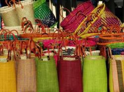 PANIER EN RAPHIA DE TOUTES COULEURS ET DE TAILLES