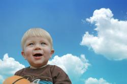 Enfant dans le ciel