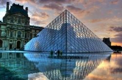 La pyramide du Louvre - The glass pyramide in the courtyard of the Louvre