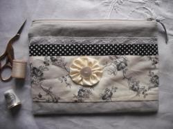 petite pochette gris ecru noir