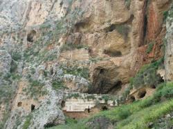 Les grottes dans le Mont Nitai