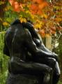 Sculpture d’un homme et d’une femme nus qui s’embrassent