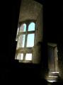 Dans un chateau, une porte et un fenêtre